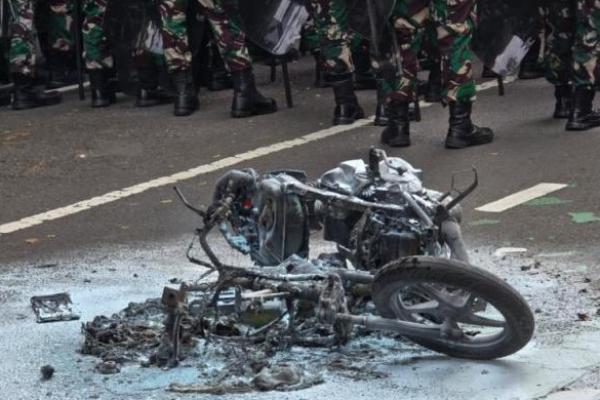 Kendaraan roda dua yang dibakar massa aksi unjuk rasa di belakang gedung DPR RI, Senayan pada Senin 25 Agustus 2025 (Foto: Dok. Jurnas.com) 