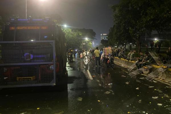 Situasi Jalan Gatot Subroto pada malam hari usai massa aksi unjuk rasa mulai meninggalkan lokasi demo di gedung DPR RI (Foto: Dok. Katakini.com) 