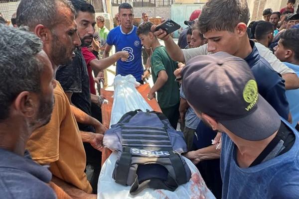 Para pelayat membawa jenazah juru kamera Palestina Hussam al-Masri, yang merupakan kontraktor Reuters, setelah ia tewas bersama jurnalis dan warga lainnya dalam serangan Israel di Rumah Sakit Nasser, di Khan Younis, Jalur Gaza selatan. (FOTO: REUTERS) 