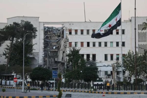 Gedung Kementerian Pertahanan Suriah rusak parah setelah dugaan serangan udara Israel di Damaskus, Suriah, 16 Juli 2025. (FOTO: AP) 