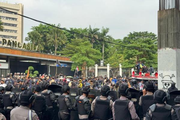 Massa aksi unjuk rasa memadati gerbang pancasila di gedung MPR/DPR/DPD RI Senayan, pada Senin 25 Agustus 2025 (Foto: Ist) 