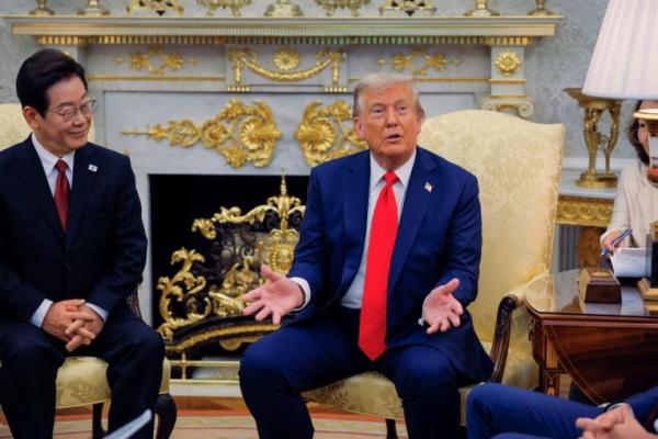 Presiden AS Donald Trump bereaksi saat bertemu dengan Presiden Korea Selatan Lee Jae Myung di Ruang Oval, Gedung Putih, di Washington, AS, 25 Agustus 2025. REUTERS 