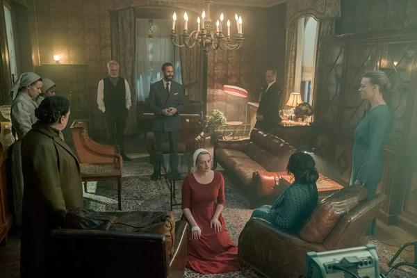 The Handmaid`s Tale Season 3 Episode 10 berjudul `Witness` dibintangi Elisabeth Moss dan Yvonne Strahovski. (FOTO: HULU) 
