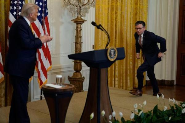 AS Ketua DPR Mike Johnson berjalan ke panggung setelah diundang oleh Presiden AS Donald Trump untuk berbicara di Ruang Timur Gedung Putih di Washington, AS, 22 Juli 2025. REUTERS 