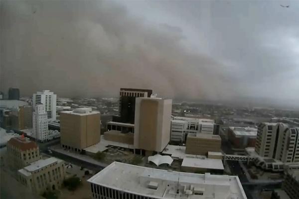Badai debu besar, yang dikenal sebagai haboob, melanda Arizona. (FOTO: ABC15ARIZONA) 