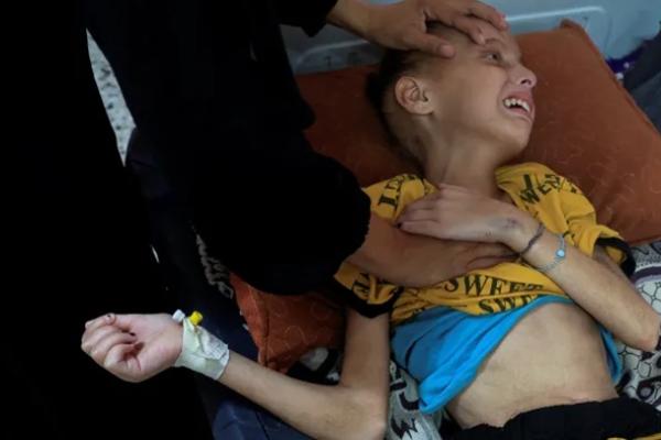 Anak-anak Palestina kelaparan akibat blokade bantuan Israel memaksa penutupan dapur umum. (FOTO: AL JAZEERA) 