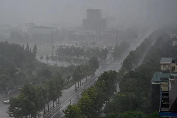 Hujan deras di kota Vinh, provinsi Nghe An, pada 25 Agustus 2025, sebelum Topan Kajiki menerjang daratan Vietnam. (FOTO: AFP) 