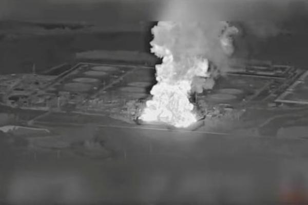 Asap mengepul dari stasiun pompa minyak Unecha saat terjadi kebakaran, di distrik Unechsky, wilayah Bryansk, Rusia, 21 Agustus 2025. YouTube via REUTERS 