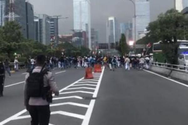 Sejumlah pelajar berseragam SMA di kawasan Semanggi berjalan ke arah Gedung DPR RI pada Senin 25 Agustus 2025 (Foto: Habib/Katakini.com) 
