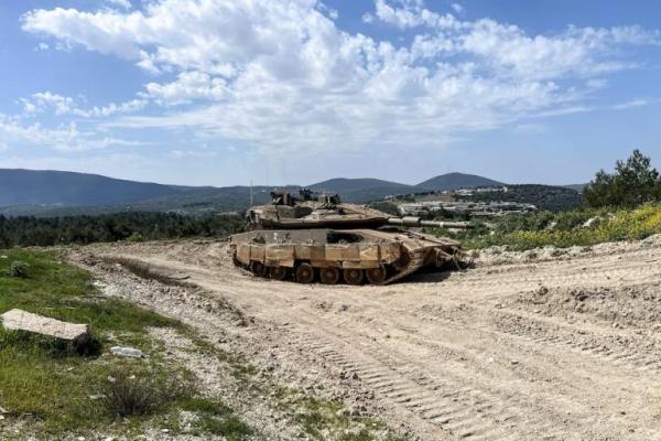 Sebuah tank Israel diposisikan di sisi Israel di perbatasan Israel-Lebanon, 18 Maret 2025 REUTERS 