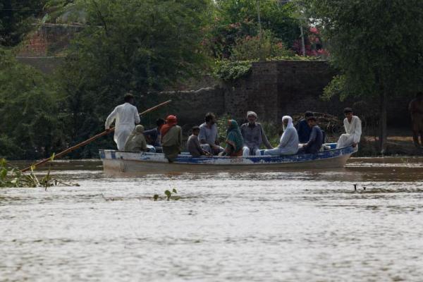 Warga menggunakan perahu untuk dari wilayah sekitar Sungai Sutlej, dekat perbatasan Pakistan-India, distrik Kasur, provinsi Punjab, Pakistan, 23 Agustus 2025. REUTERS 