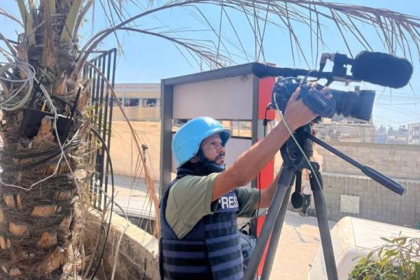 Juru kamera Palestina Hussam al-Masri, yang merupakan kontraktor Reuters dan tewas dalam serangan Israel di rumah sakit Nasser pada 25 Agustus 2025, bekerja di rumah sakit Nasser, di Khan Younis, Jalur Gaza selatan, 7 Agustus 2024. REUTERS 