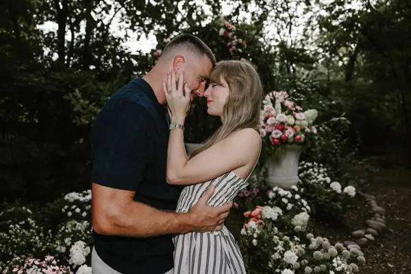 Taylor Swift dan Travis Kelce bertunangan setelah dua tahun berpacaran. (FOTO: INSTAGRAM) 