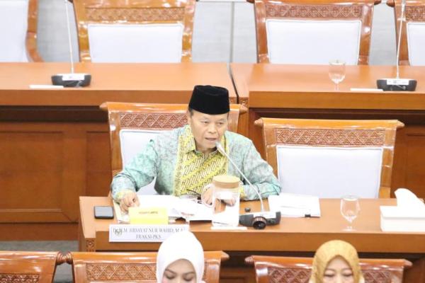Wakil Ketua MPR-RI sekaligus Anggota Komisi VIII DPR-RI Hidayat Nur Wahid (HNW) dalam Rapat Dengar Pendapat Komisi VIII terkait evaluasi penyelenggaraan haji tahun 2025 bersama Menteri Agama, Kepala BP Haji, dan Kepala BPKH, Rabu (Foto: Humas MPR) 