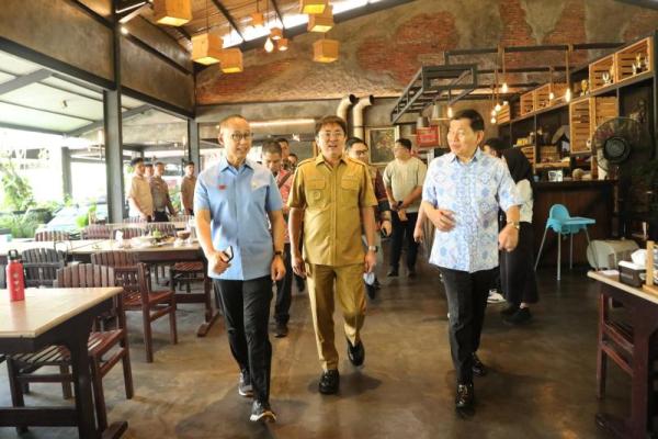 Wakil Ketua MPR RI dari Fraksi PAN, Eddy Soeparno saat bertemu Wakil Gubernur Sulawesi Utara Victor Mailangkay dan Walikota Manado Andrei Angouw (Foto: Humas MPR) 