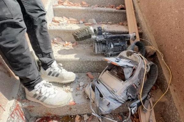 Peralatan yang digunakan oleh juru kamera Palestina Hussam al-Masri, tergeletak di lokasi tempat ia terbunuh bersama jurnalis dan orang-orang lain, dalam serangan Israel di Rumah Sakit Nasser, di Khan Younis, Jalur Gaza selatan, 25 Agustus 2025. REUTERS 