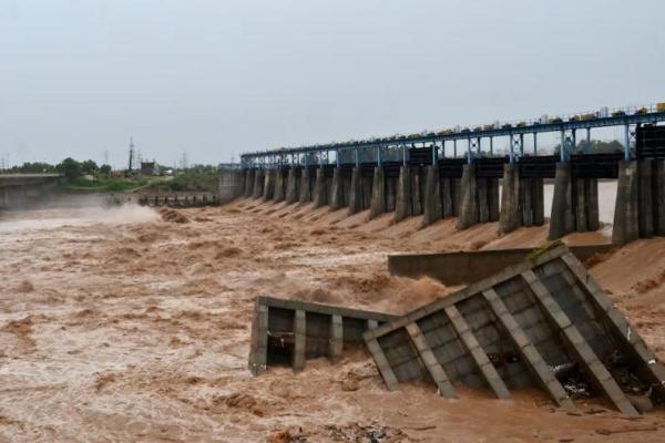 Blok-blok semen yang rusak terendam air di samping bendungan yang sedang dibangun di Sungai Tawi, menyusul hujan deras di Jammu, Kashmir India, 27 Agustus 2025. REUTERS 