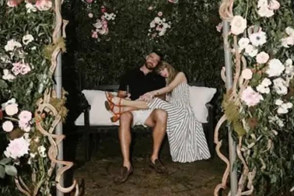 Taylor Swift dan Travis Kelce bertunangan setelah dua tahun berpacaran. (FOTO: INSTAGRAM) 