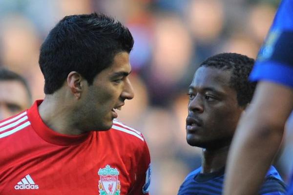 Luis Suarez (kiri) dan Patrice Evra saar terlibat adu mulut di lapangan (Foto: Sky Sports) 