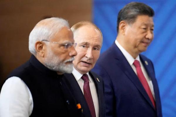 PM India Narendra Modi, Presiden Rusia Vladimir Putin, dan Presiden China Xi Jinping sebelum sesi pleno KTT BRICS di Kazan, Rusia, Rabu, 23 Oktober 2024. Foto via REUTERS 