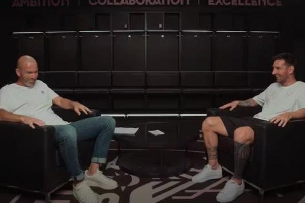 Legenda Prancis dan Real Madrid, Zinedine Zidane (kiri) dan Penyerang timnas Argentina dan Inter Miami, Lionel Messi (kanan) saat bertemu dalam sebuah acara bincang santai (Foto: Adidas) 