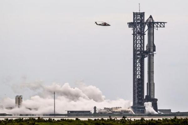 Sebuah pesawat ruang angkasa SpaceX Starship berdiri di landasan peluncuran setelah peluncuran dibatalkan karena masalah cuaca di kompleks perusahaan di Starbase, Texas, AS, 25 Agustus 2025. REUTERS 