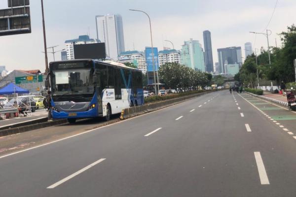 Jalur bus Transjakarta mulai dibuka seiring massa aksi mulai meninggalkan lokasi gedung DPR RI (Foto: Habib/Katakini.com) 