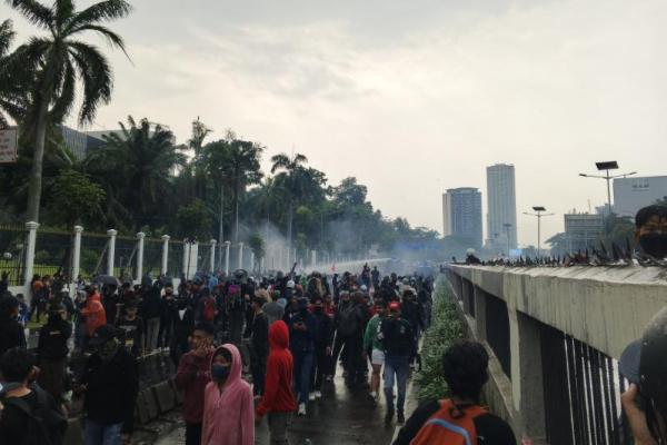 Para massa aksi demo depan gedung DPR dibubarkan oleh polisi menggunakan gas air mata pada Kamis (28/9) sore (Foto: Vaza/Katakini) 