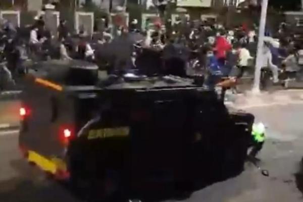 Tangkapan layar saat kendaraan ratis brimob menabrak seorang pengemudi ojek online (Ojol) (Foto: Tangkapan layar) 