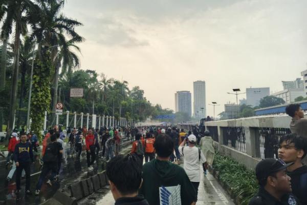 Aksi demo yang dilakukan oleh Mahasiswa dari berbagai wilayah Jakarta di depan gedung DPR pada Kamis, 28 Agustus 2025 (Foto: Vaza/Katakini) 