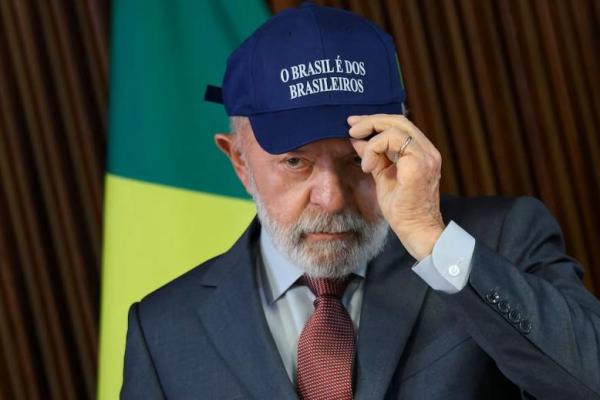 Presiden Brasil Luiz Inacio Lula da Silva mengenakan topi bertuliskan Brasil milik Rakyat Brasil dalam pertemuan tingkat menteri di Istana Planalto di Brasilia, Brasil, 26 Agustus 2025. REUTERS 