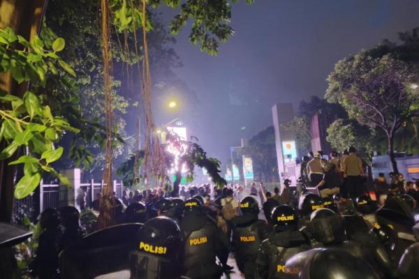 Polisi sedang membubarkan massa dengan gas air mata di sekitar stadion GBK pada Kamis (28/8) malam hari (Foto: Vaza/Katakini) 