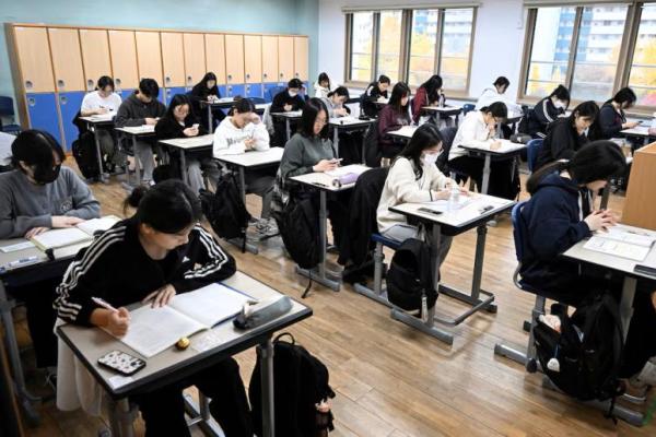 Siswa Korea Selatan menunggu untuk mengikuti Tes Kemampuan Skolastik Perguruan Tinggi tahunan di sebuah sekolah di Seoul, Korea Selatan, 14 November 2024. Foto via REUTERS 