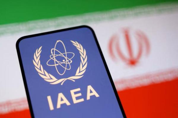 Logo Badan Tenaga Atom Internasional dan bendera Iran terlihat dalam ilustrasi ini yang diambil pada 16 Juni 2025. REUTERS 