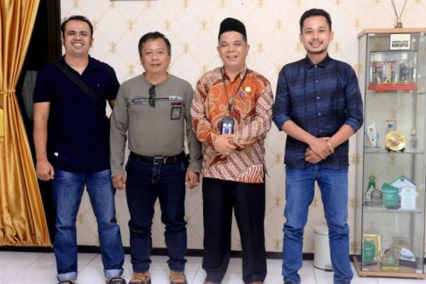 Ketua Persaudaraan Jurnalis Muslim Indonesia (PJMI) Kepulauan Riau (Kepri) Ifanko Putra (kanan) dan Kepala Kantor Kemenag Batam, H. Budi Dermawan, S.Ag, M.Sy., (baju batik) saat bersilaturahmi di Kantor Kemenag Batam, Kepri, Rabu (27/8/2025). Foto: pjmi kepri/katakini 