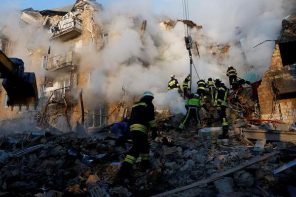 Tim penyelamat bekerja di lokasi gedung apartemen yang terkena serangan rudal dan drone Rusia, di Kyiv, Ukraina, 28 Agustus 2025. REUTERS 