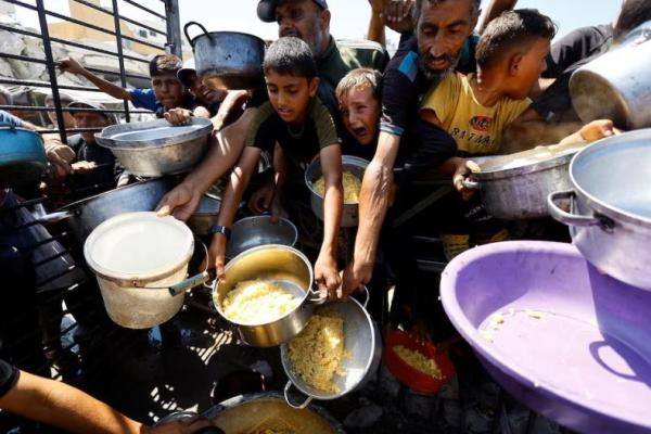 Warga Palestina menunggu untuk menerima makanan dari dapur amal, di Kota Gaza, 28 Agustus 2025. REUTERS 