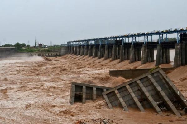 Blok-blok semen yang rusak teronggok di air di samping bendungan yang sedang dibangun di Sungai Tawi, Jammu, Kashmir India, 27 Agustus 2025. REUTERS 
