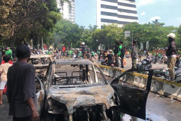 Puing mobil yang dibakar massa saat kericuhan di Mako Brimob Kwitang (Foto: Habib/Katakini.com) 