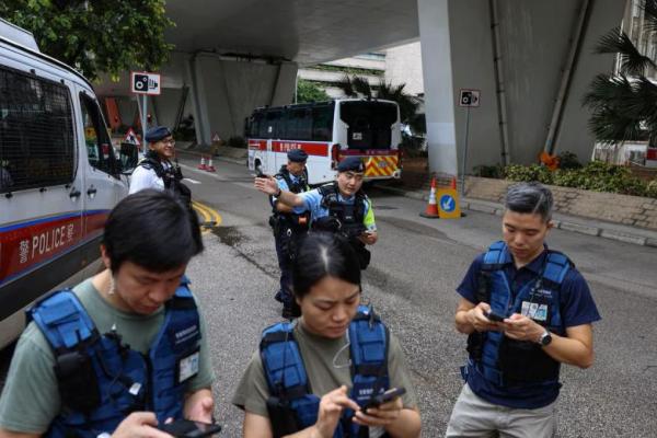 Petugas polisi berjaga di luar gedung Pengadilan Magistrat Kowloon Barat pada hari persidangan kolusi keamanan nasional Jimmy Lai, di Hong Kong, Tiongkok, 18 Agustus 2025. REUTERS 