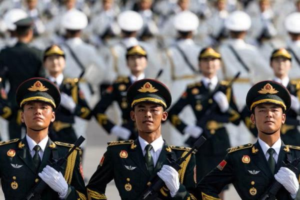 Tentara Tentara Pembebasan Rakyat Tiongkok menghadiri pelatihan menjelang parade militer untuk memperingati 80 tahun berakhirnya Perang Dunia II, di Beijing, Tiongkok, 20 Agustus 2025. REUTERS 
