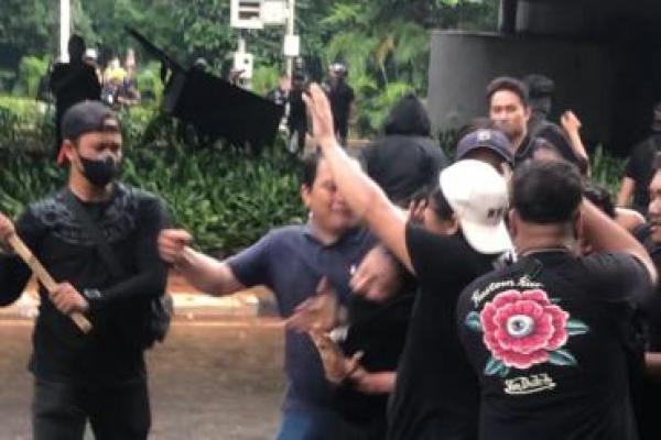 Seorang polisi berseragan preman memukuli seorang yang diduga provokator demonstran di demo DPR RI pada 28 Agustus 2025 (Foto: Habib/Katakini.com) 