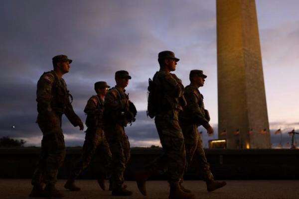 Anggota Garda Nasional berjalan di National Mall setelah Presiden AS Donald Trump mengerahkan pasukan Garda Nasional, di Washington, AS, 21 Agustus 2025. REUTERS 