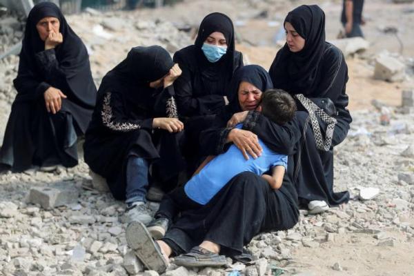 Para pelayat bereaksi selama pemakaman warga Palestina yang tewas dalam tembakan Israel, di Rumah Sakit Al-Shifa, Kota Gaza, 28 Agustus 2025. REUTERS 