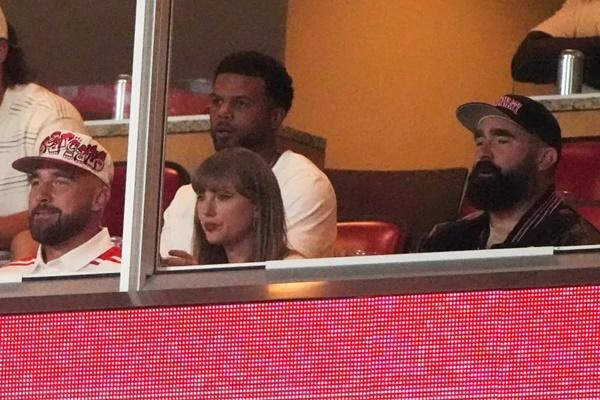 Taylor Swift dan Travis Kelce membuat penampilan kembali mereka yang penuh kemenangan di Arrowhead Stadium, Kansas City, Kamis (28/8/2025). (FOTO: AP) 