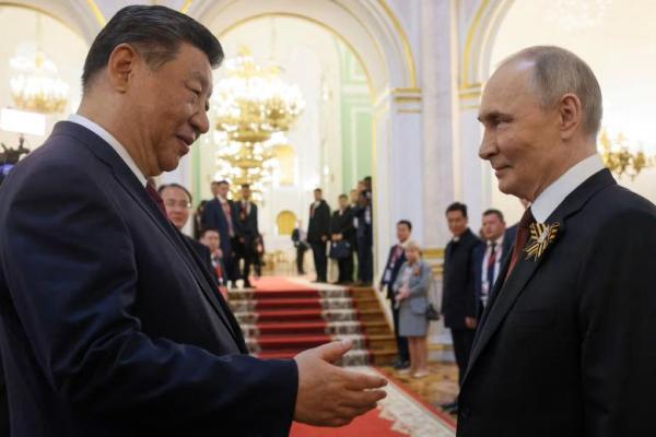 Presiden Rusia Vladimir Putin berjabat tangan dengan Presiden Tiongkok Xi Jinping dalam sebuah resepsi di Kremlin di Moskow, Rusia, 9 Mei 2025. Sputnik via REUTERS 
