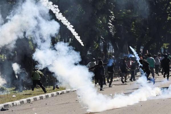 Demonstran berlari menghindari gas air mata saat bentrok dengan polisi anti huru hara di luar markas Brigade Mobil Jakarta di Jakarta, Indonesia, 29 Agustus 2025. REUTERS 