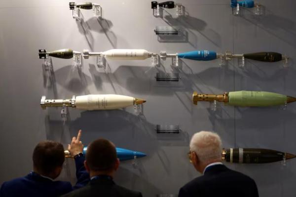 Pengunjung melihat amunisi yang dipamerkan di pameran dagang Peralatan Pertahanan dan Keamanan Internasional dalam foto arsip ini di London, Inggris, 12 September 2017. REUTERS 
