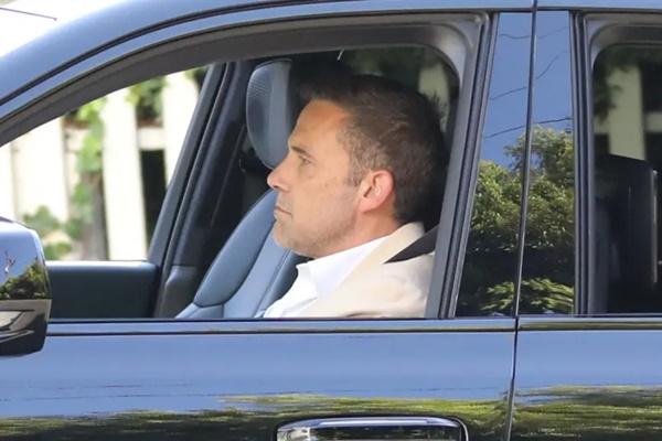 Ben Affleck Kini Berpenampilan Bersih Tanpa Jenggot, Siap Kembali ke Dunia Kencan? (FOTO: X17ONLINE) 