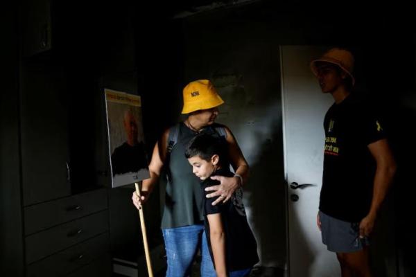 Keluarga Ilan Weiss, korban serangan 7 Oktober oleh Hamas, berkumpul di rumahnya di Kibbutz Beeri, Israel selatan, 7 Oktober 2024. Reuters 